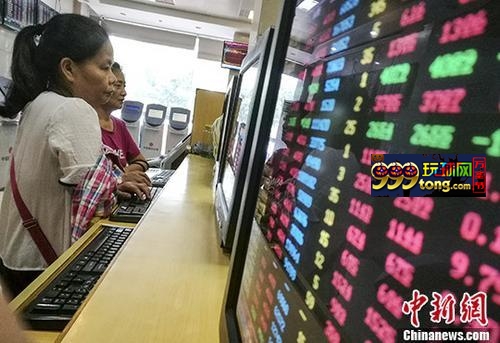 资料图：股民关注股市动态。 中新社记者 骆云飞 摄