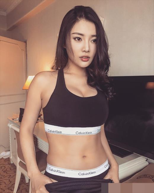 博彩花边：性感女神徐冬冬最新内衣写真 翘臀酥胸令人垂涎不已