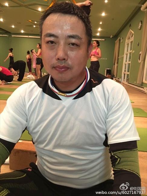 博彩资讯：国家队教练刘国梁秒变美少女战士 瑜伽减肥照遭恶搞
