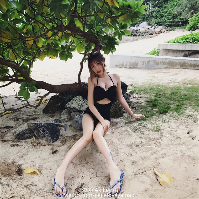 玩球花边：申花悍将战怡麟艳妻曝光 高耸双峰妙胸美腿让人喷血