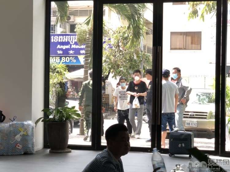 网友实拍：国内飞金边 一下飞机就被隔离
