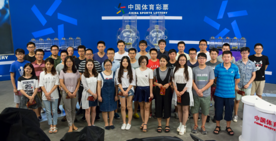 博彩资讯：辉哥说彩特别版 现场看开奖 险被主任