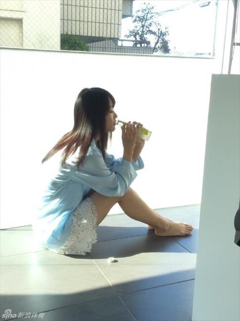 体育花边：清纯女优菅井友香献马术大片 学生制服清纯可人