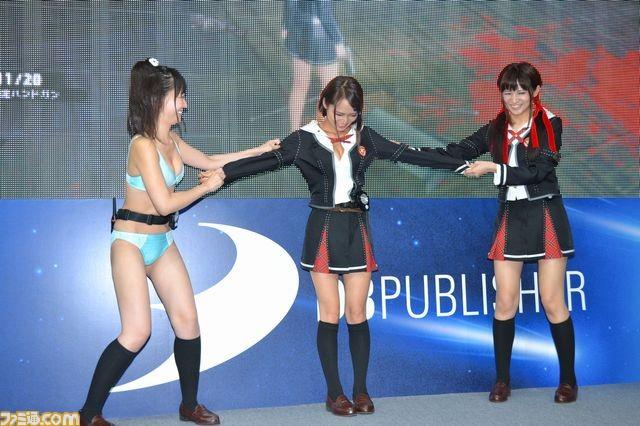 博彩花边：日本电竞展巨胸美女玩撕衣游戏 场面吸睛无数