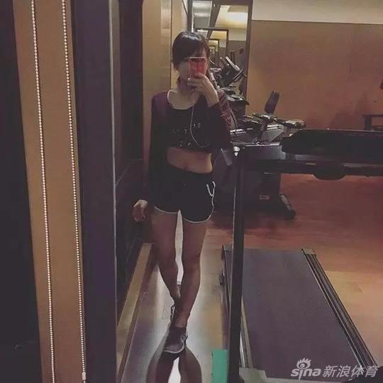 玩球花边：台湾嫩模女主播DenKa晒健身照 完美身材羡煞众人