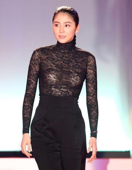 玩球花边：帮我扶着路！日本百名最强巨胸来袭 长泽雅美在列