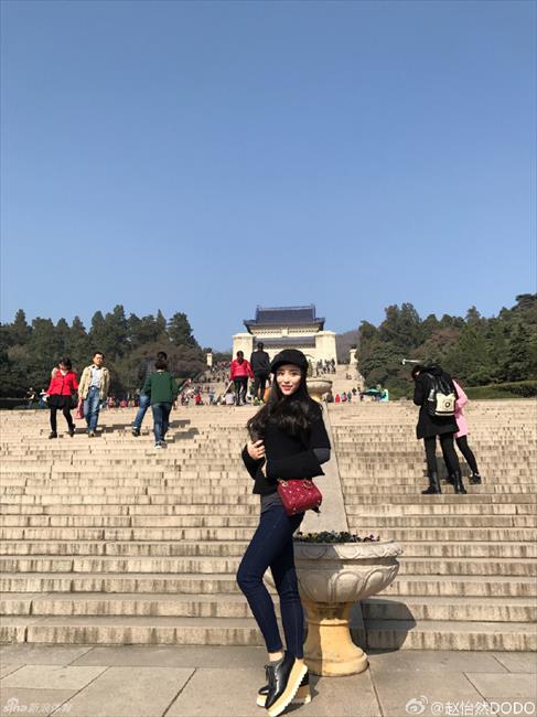体坛花边：女主播赵怡然傲人身材撑爆上衣走红 还是铁杆球迷