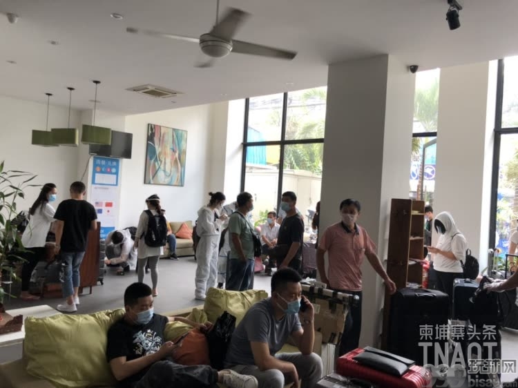网友实拍：国内飞金边 一下飞机就被隔离