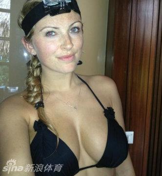 博彩花边：英超太太团最美一人！斯莫林女友萨米-库克爆乳撑衣