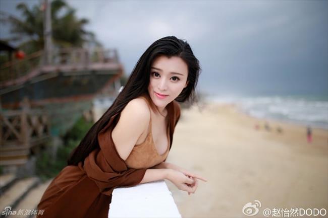 体坛花边：女主播赵怡然傲人身材撑爆上衣走红 还是铁杆球迷