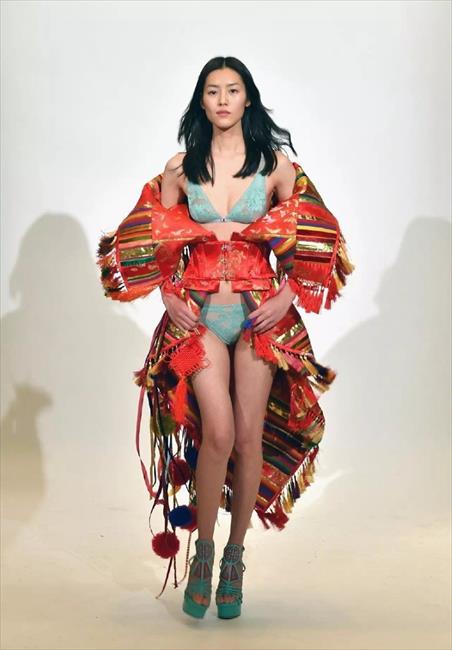 博彩花边：刘雯重返维秘大秀试装图曝光 长腿撩人美胸吸睛