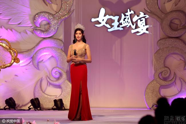 博彩花边：泰国人妖皇后兰斯爆乳捞金 性感引人围观拍照