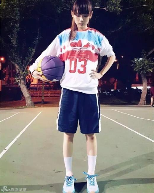 玩球花边：台湾篮球妹纸王宇君走红 甜美可爱清纯到令人想犯规