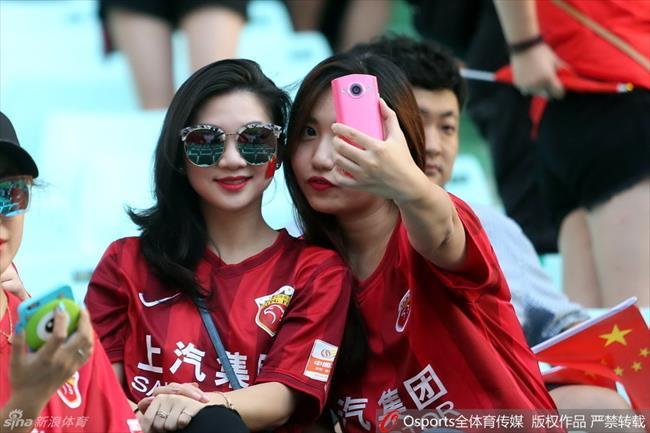 玩球花边：赛场上的上港女球迷大盘点 为亚冠助威预热
