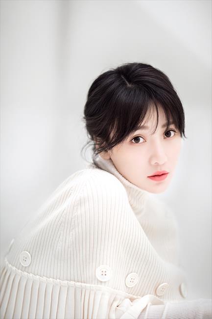 博彩花边：素雅的柳岩也很美！一改性感路线 化身霸道端庄女强人