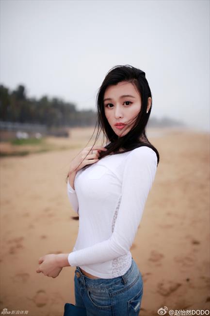 体坛花边：女主播赵怡然傲人身材撑爆上衣走红 还是铁杆球迷