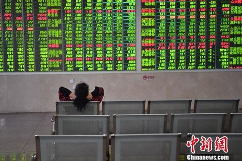 10月29日，成都某证券营业部的股民关注大盘走势。截至当日收盘，上证指数跌2.18%，报2542.10点；深证成指跌2.43%，报7322.24点；创业板指跌1.01%，报1250.48点。中新社记者 张浪 摄