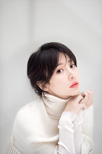 博彩花边：素雅的柳岩也很美！一改性感路线 化身霸道端庄女强人