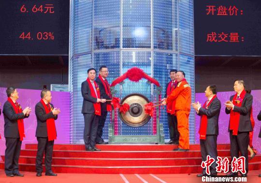 青岛港国际股份有限公司在上海证券交易所挂牌上市。　薛景文 摄
