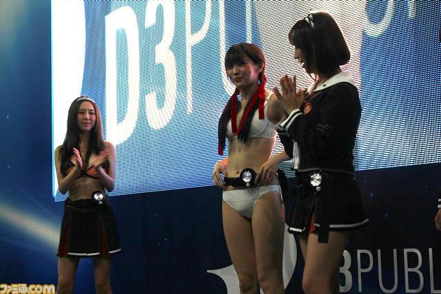 博彩花边：日本电竞展巨胸美女玩撕衣游戏 场面吸睛无数