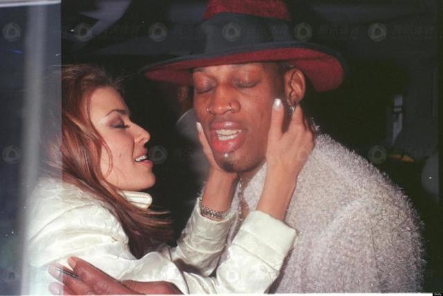 NBA奢侈私生活：哈登与美女一晚开销近百万，詹姆斯澳门做保健