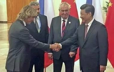 玩球资讯：足坛跨界从政故事 衬衫西装，巨星很忙