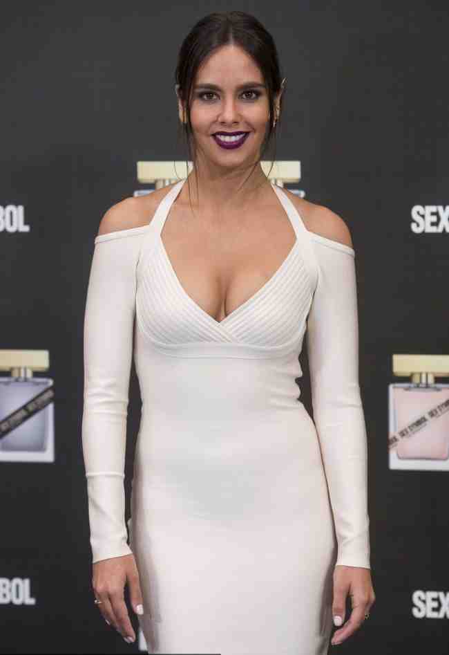 博彩花边：西班牙美女体育主播火辣亮相 身着深V连衣裙性感曲线毕露