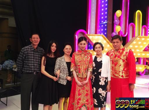 玩球话题：范志毅一家近照：经历三段婚姻，女儿18岁身材火辣，国籍惹争议