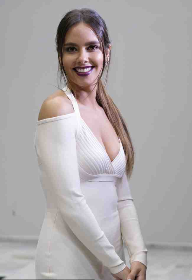 博彩花边：西班牙美女体育主播火辣亮相 身着深V连衣裙性感曲线毕露