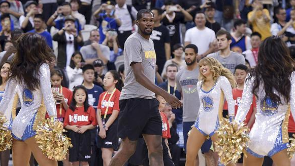 玩球资讯：2017NBA中国赛难忘瞬间 库里场内外都是主角