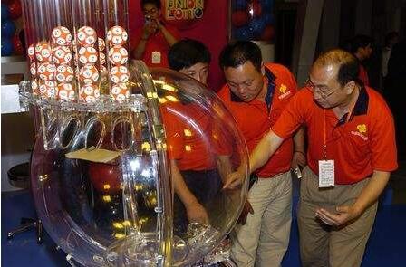 彩市头条：50亿巨奖的彩票机宣布退役 那么双色球摇奖机呢?