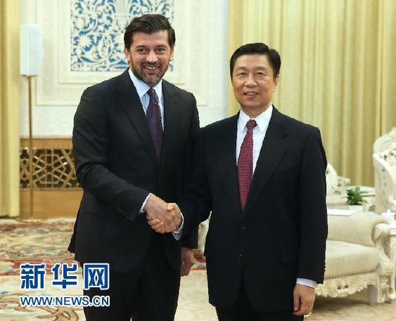 玩球资讯：足坛跨界从政故事 衬衫西装，巨星很忙