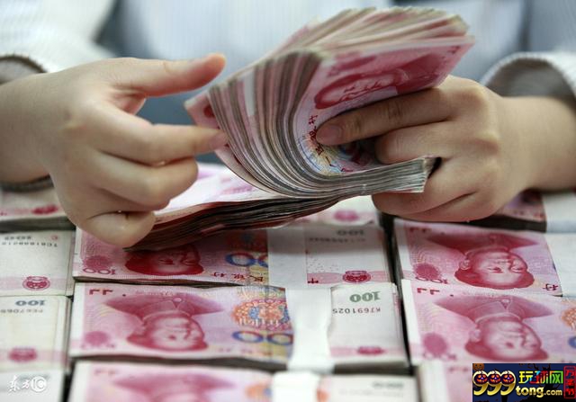 彩市新闻：彩票店老板代买中710万 中奖彩民 号是他帮选的