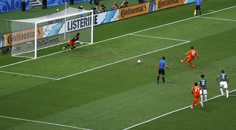 世界杯-斯内德扳平罗本补时造点 荷兰2-1淘汰墨西哥