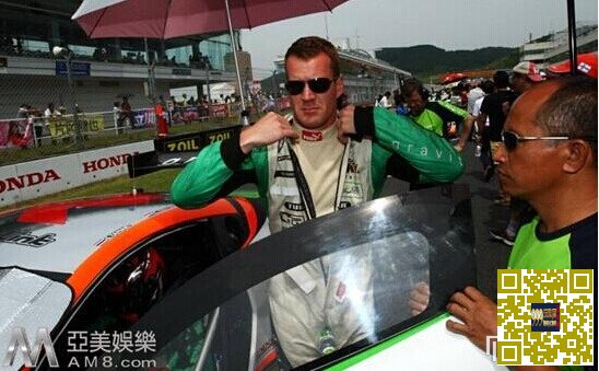 QQ图片20141029140245.jpg 博彩资讯:亚美娱乐赞助车手卡洛范达 格兰披治GT杯冲冠