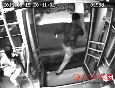 玩球网报：山东拆迁户暴富后澳门赌钱输光 公交抢手机被抓