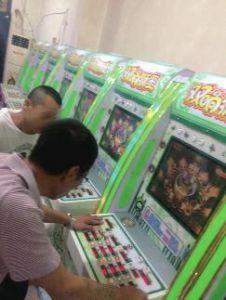 玩球百态：男子在赌博游戏厅输1.7万后报警 警方破门查赌