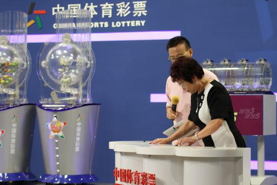 玩球网报：彩票开奖随机，技术型彩民为过度自信