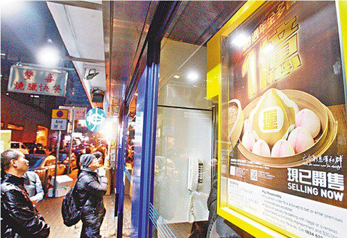彩市新闻：香港亿元头奖六合彩开售 彩票投注站现人龙