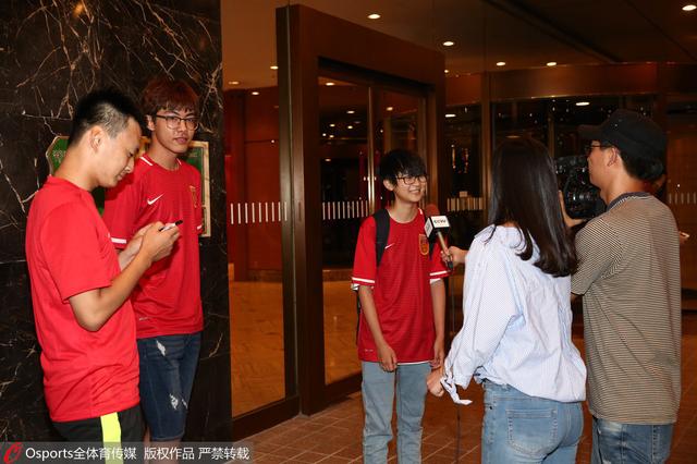 博彩资讯：国足深夜抵韩20多球迷迎接 酒店专门铺设红毯
