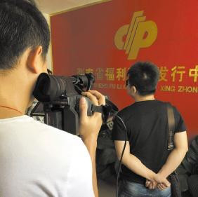 彩市新闻：男子赴海南旅游中1000万巨奖 采访照曝光(图)