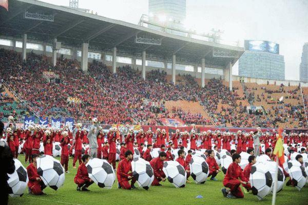 玩球资讯：80亿中超不热?仅2城市争17年开幕式 济南夺魁