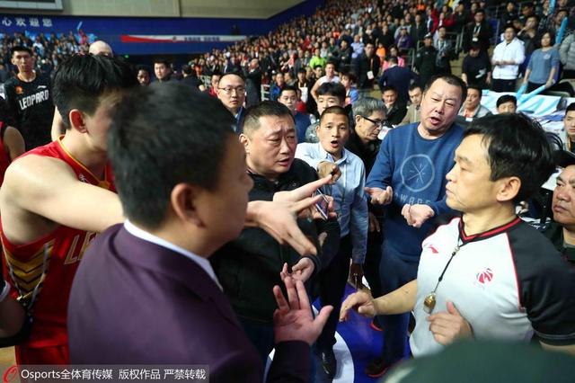 玩球头条：CBA第1悬案!妖星绝杀踩线了吗 裁判纠结20分钟