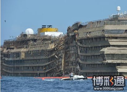 花费4亿，意大利侧翻豪华游轮终于扶正